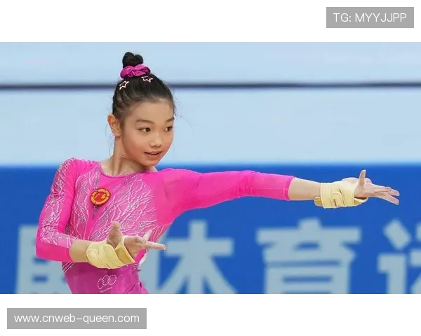 颁奖礼上，乌克兰体操小将胸前的国旗徽章与泪光同闪